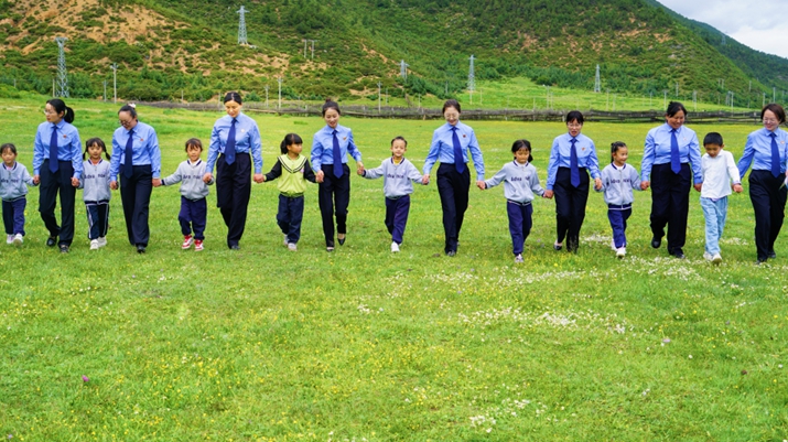 迪慶格?；ㄎ礄z團隊為快樂鳥幼兒園小朋友送去一份特殊的“畢業(yè)禮物”